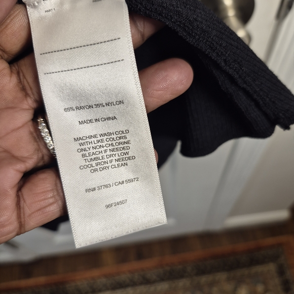 Classic Minimalist Black Fitted Ribbed Knit Dress by Laundry by Shelli Segal XS - Picture 7 of 7